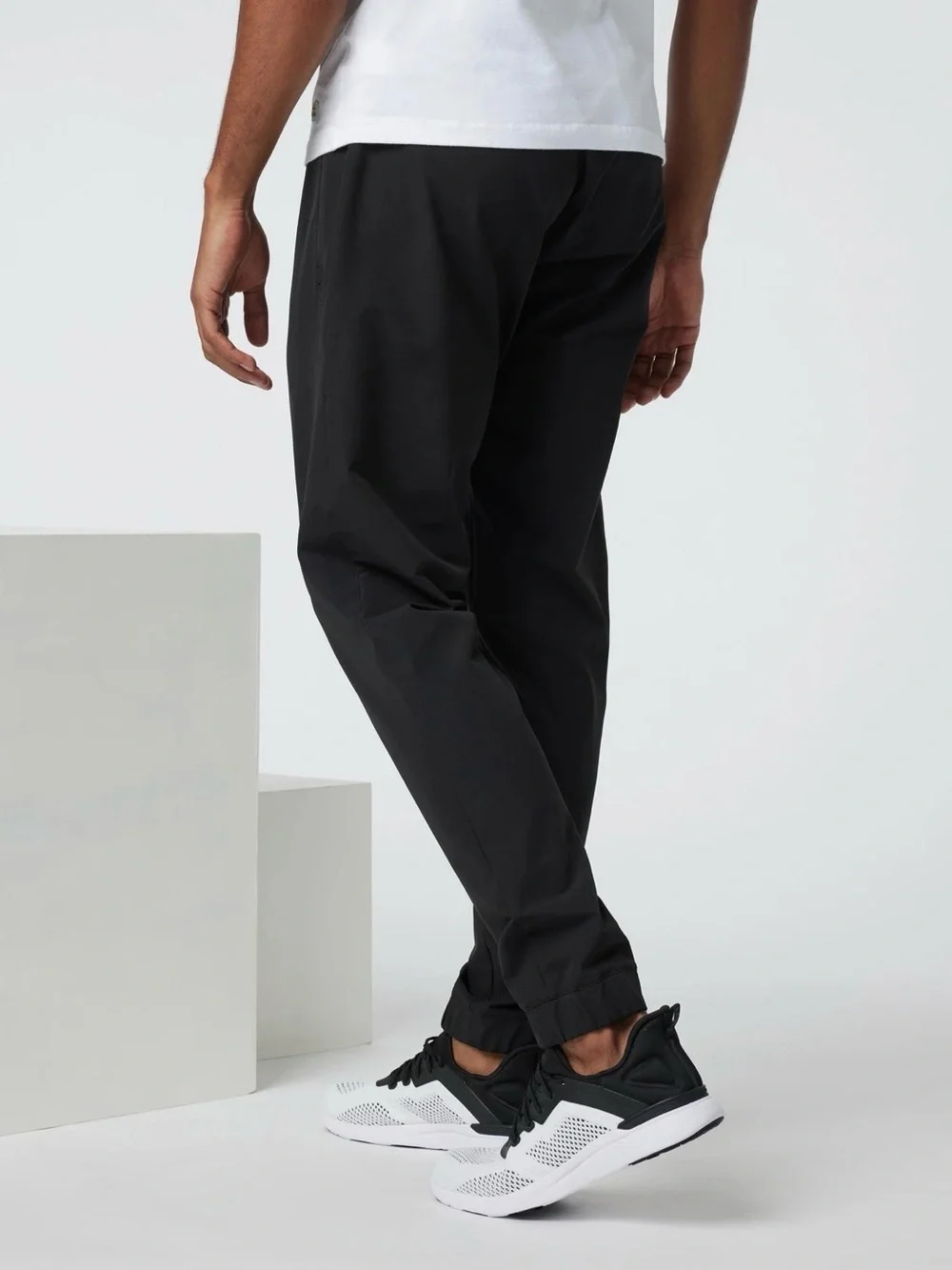 Vuori | Men's Transit Joggers with Drawstring in Black ~ Medium